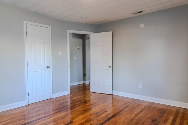 Building Photo - Charming Portsmouth Home with Spacious Backyard