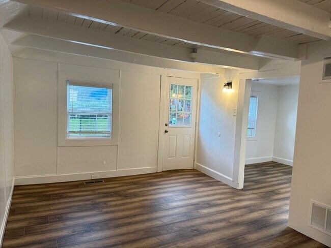 Building Photo - Newly Renovated 3 Bedroom 1.5 Bathroom Hom...