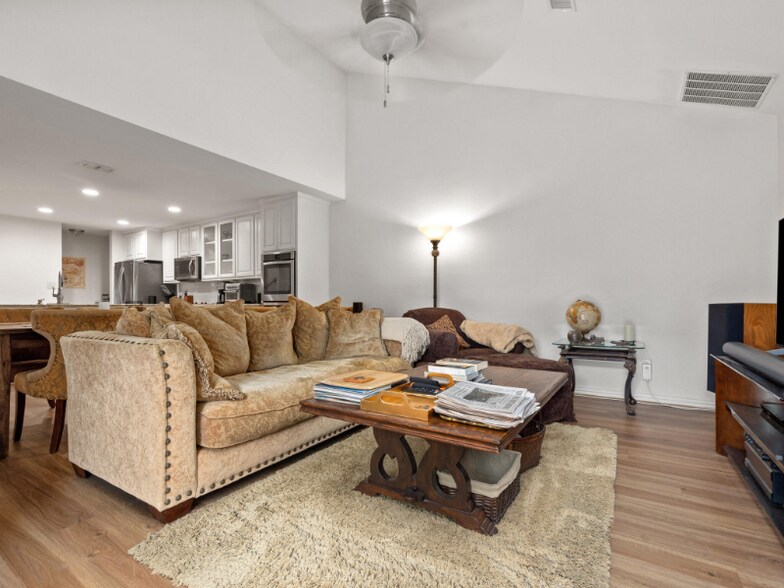 Building Photo - 6504 Lago Vista Dr