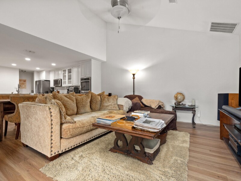 Building Photo - 6504 Lago Vista Dr