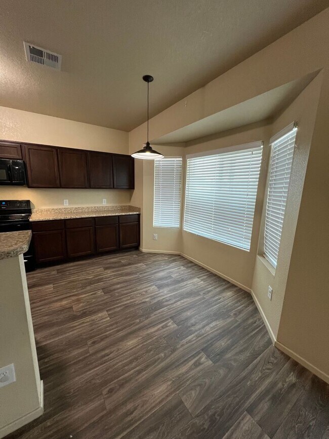 Building Photo - 4 BEDROOM HOME!