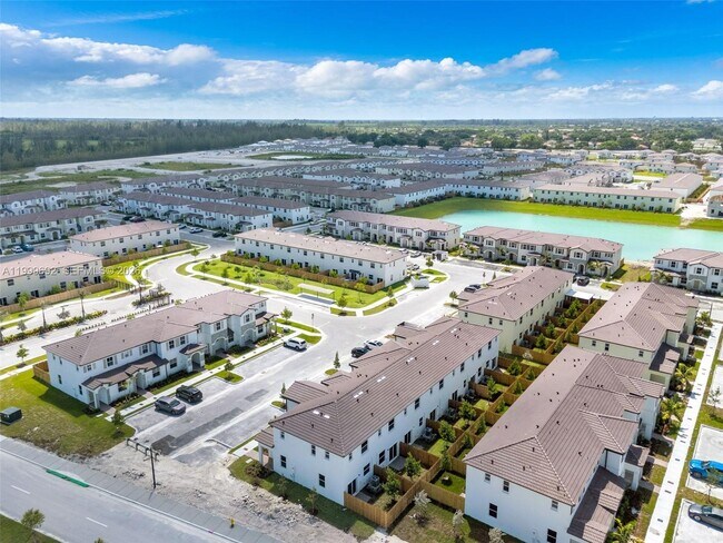 Building Photo - 2661 SE 28th St