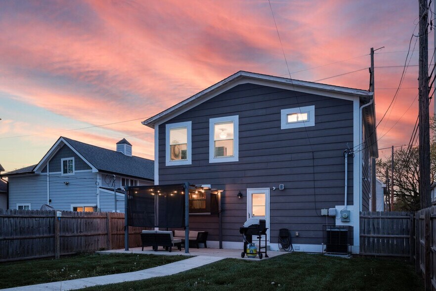 Building Photo - 325 Sanders St