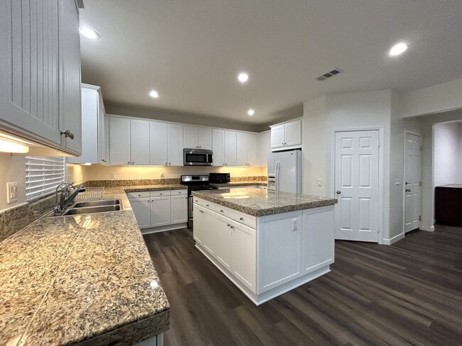 Building Photo - AVAILABLE NOW!! Fully Furnished 5 Bedroom 2.5 Bathroom Two Story Home in Beaumont!!