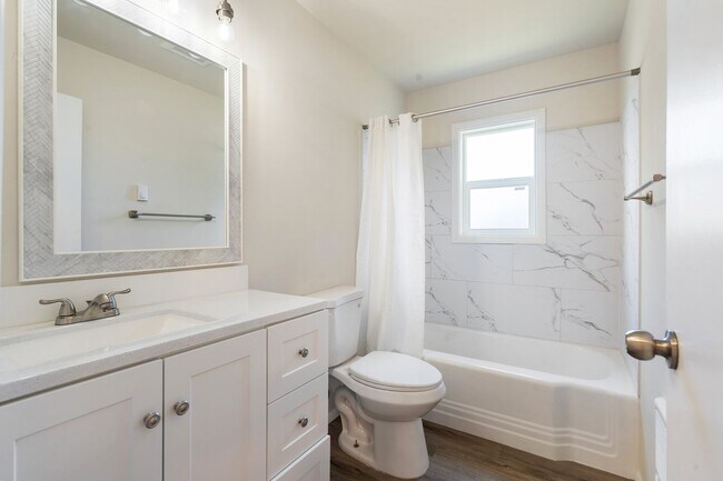 Building Photo - Beautiful 4 bedroom, 2 bathroom home in Lents Neighborhood!