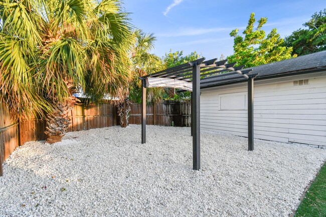 Building Photo - Charming 3 bed 2 bath North Kenwood home w...