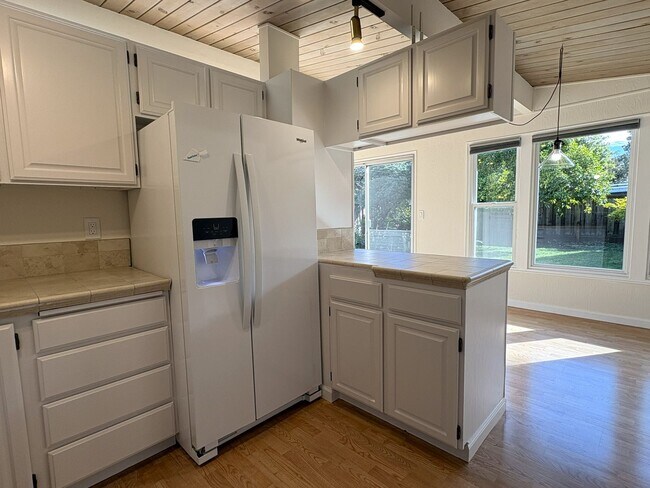 Building Photo - Charming Palo Alto Home with Beautiful Landscaping!