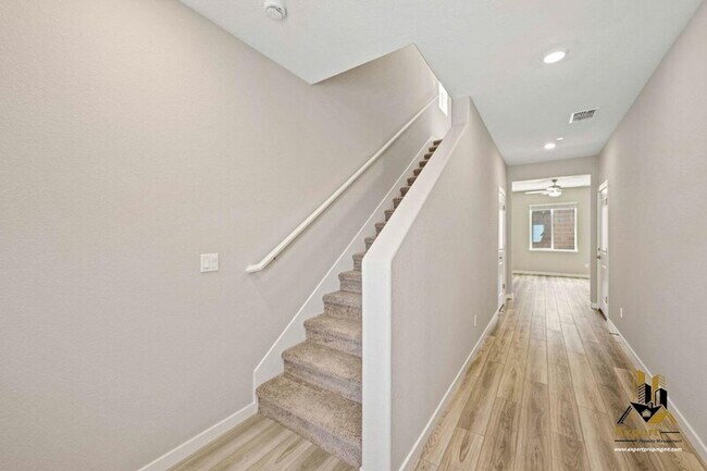 Building Photo - 2725 Bedell St