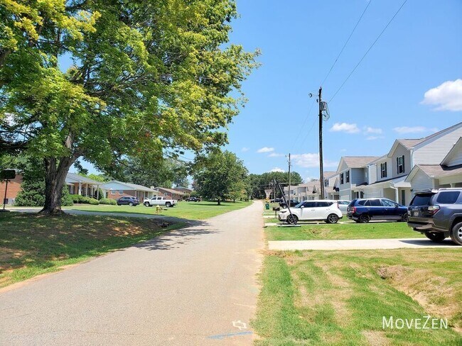 Building Photo - 161 Davis Dr