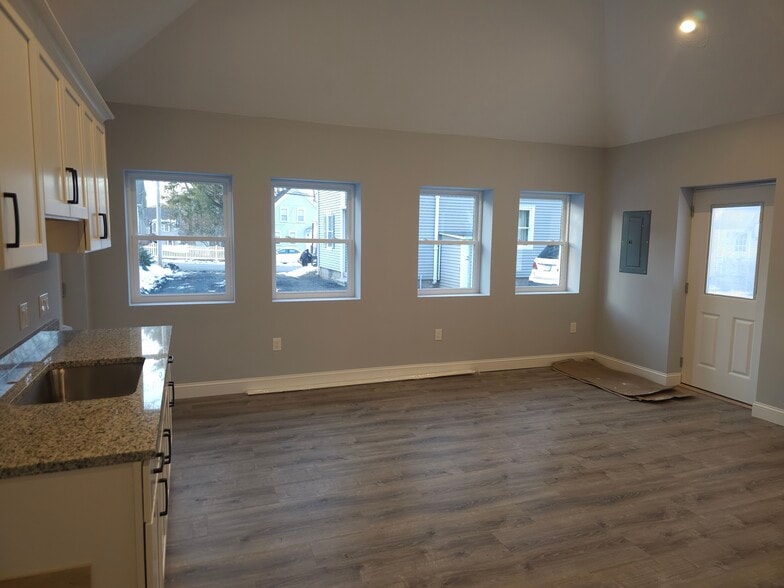 Building Photo - 32 West St