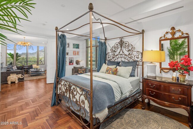 Building Photo - 2211 E Camelback Rd