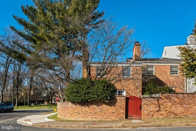 Building Photo - 6815 Melrose Dr