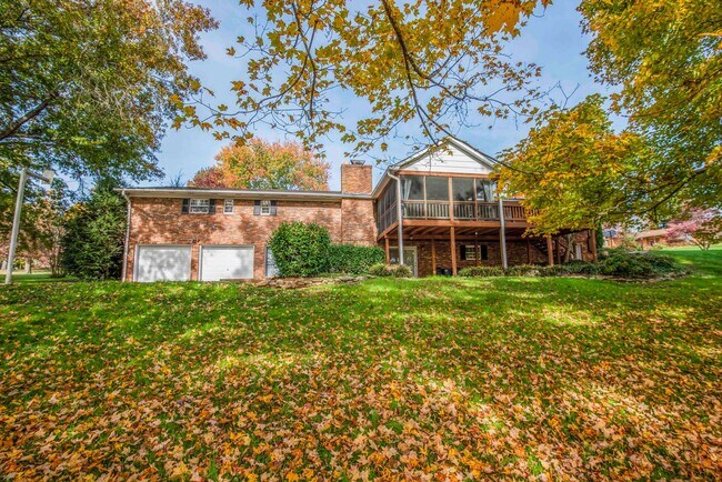 Building Photo - Halls 37938 - 4 bedroom, bath home with 4 garage spaces - Call Susan Niedergeses 865-300-4722