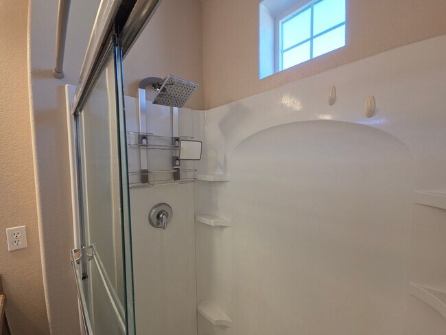 Building Photo - Gorgous 3 Bedroom 2/5 Bath home in HOA