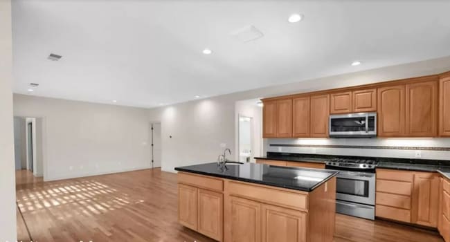 Building Photo - Spacious 4 Bed, 4 Bath Executive Home on Peaceful Cul-de-Sac!