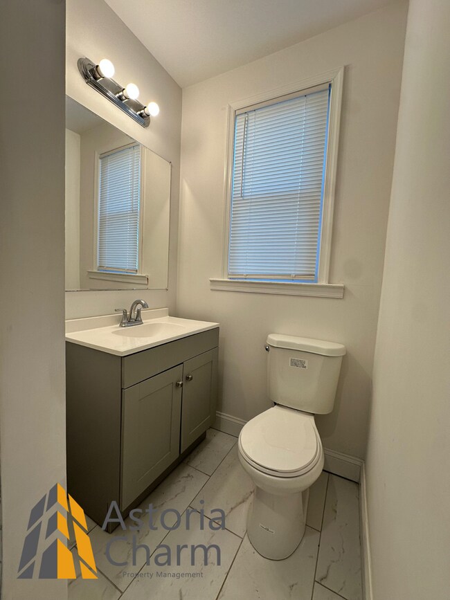 Building Photo - 3 Bedroom or 2 Bedroom with Den featuring Fenced Yard and Updated Kitchen