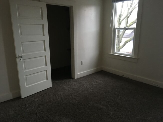 Building Photo - Spacious 3 BR House