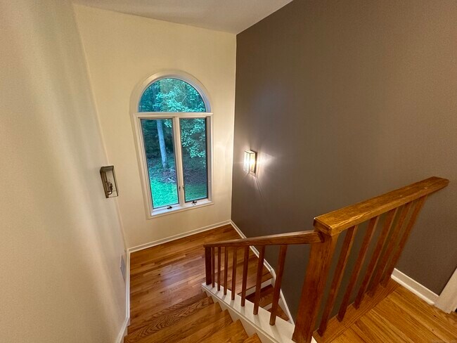 Building Photo - 451 Pine Tree Dr