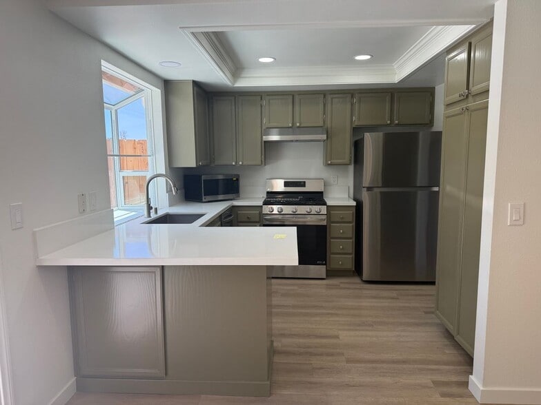 Building Photo - 2868 Brandeis Dr