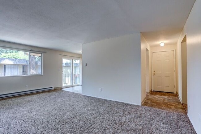 Building Photo - Remodeled 2x1 unit Ground level unit!