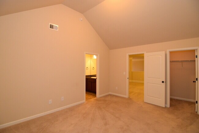 Building Photo - Huge 5 Bed/4 Bath Home Near Ft. Gordon