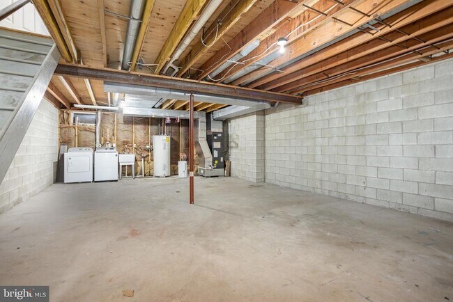 Building Photo - 912 Allenview Dr