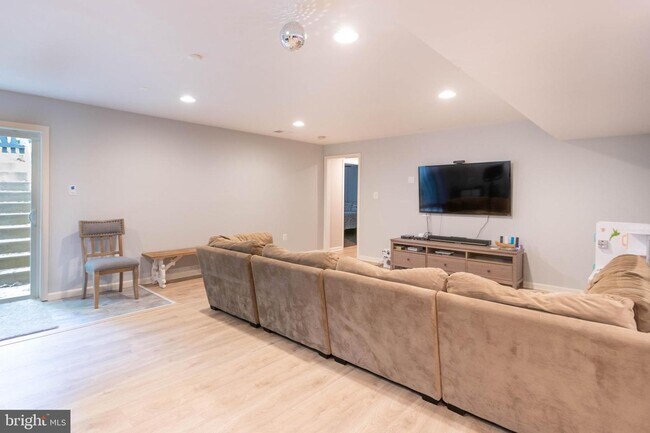 Building Photo - 8061 Side Hill Dr