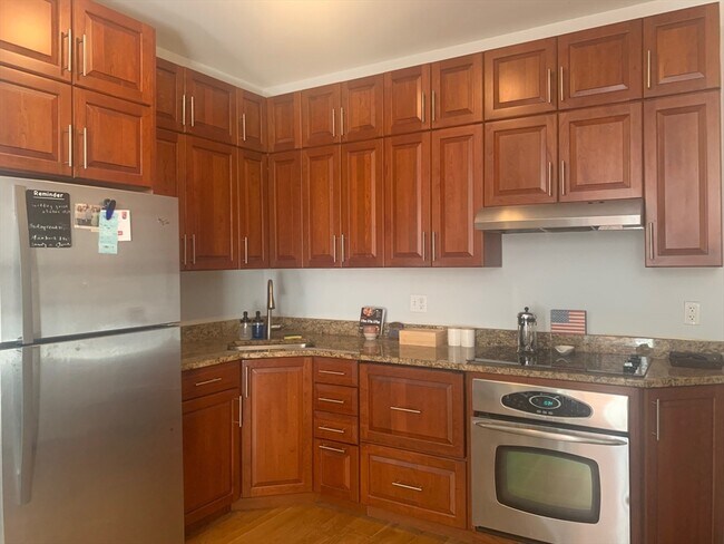 Building Photo - 483 Beacon St