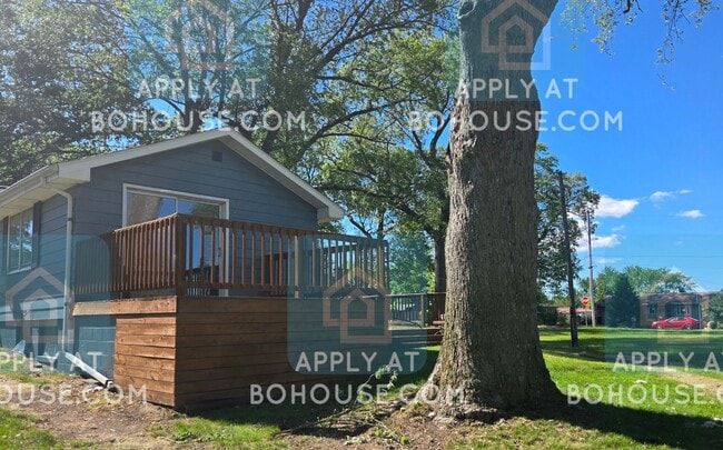 Building Photo - LAKEFRONT 2 BEDROOM HOME W/OFFICE!