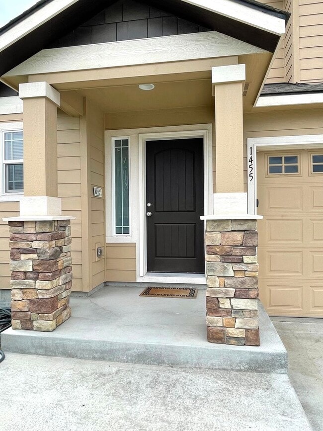 Building Photo - Beautiful Corner Lot Home for Rent in Badg...