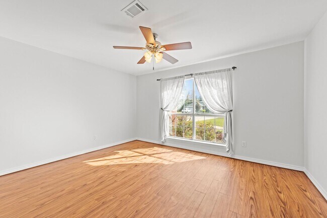 Building Photo - Updated Home in Raintree Estates!