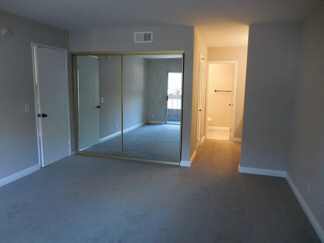 Building Photo - Newly renovated Mission Valley unit