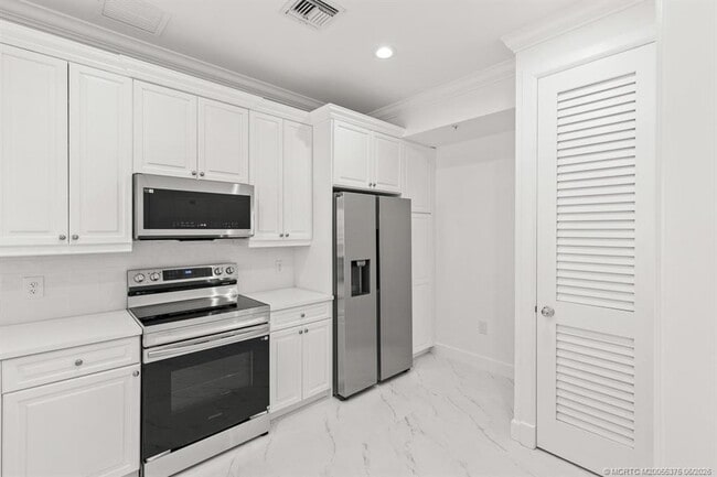 Building Photo - 47 SW Osceola St