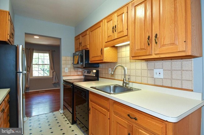 Building Photo - 14 Fenceline Dr