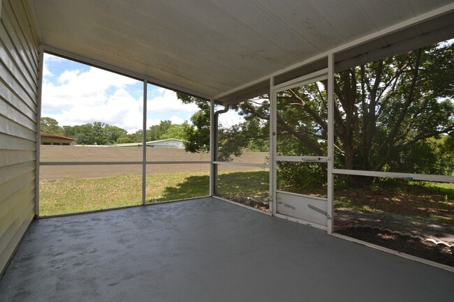 Building Photo - Beautiful 2/2.5 Winter Springs Townhome ~ Newer Paint & Flooring ~ End Unit with Pond View!