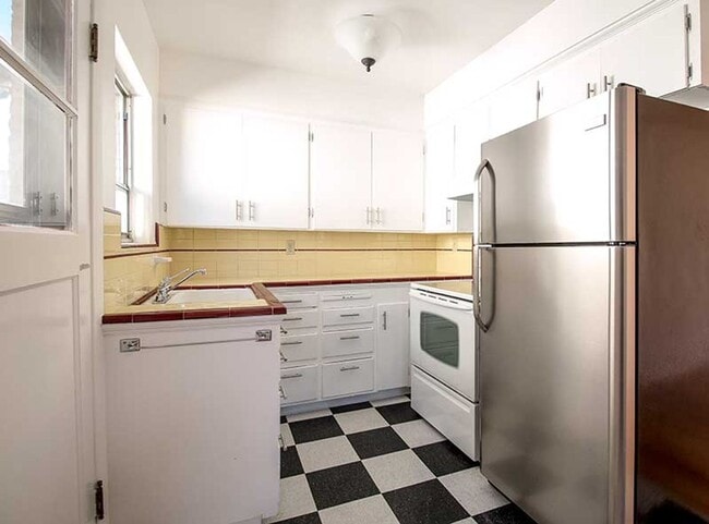 Building Photo - 25th Triplex