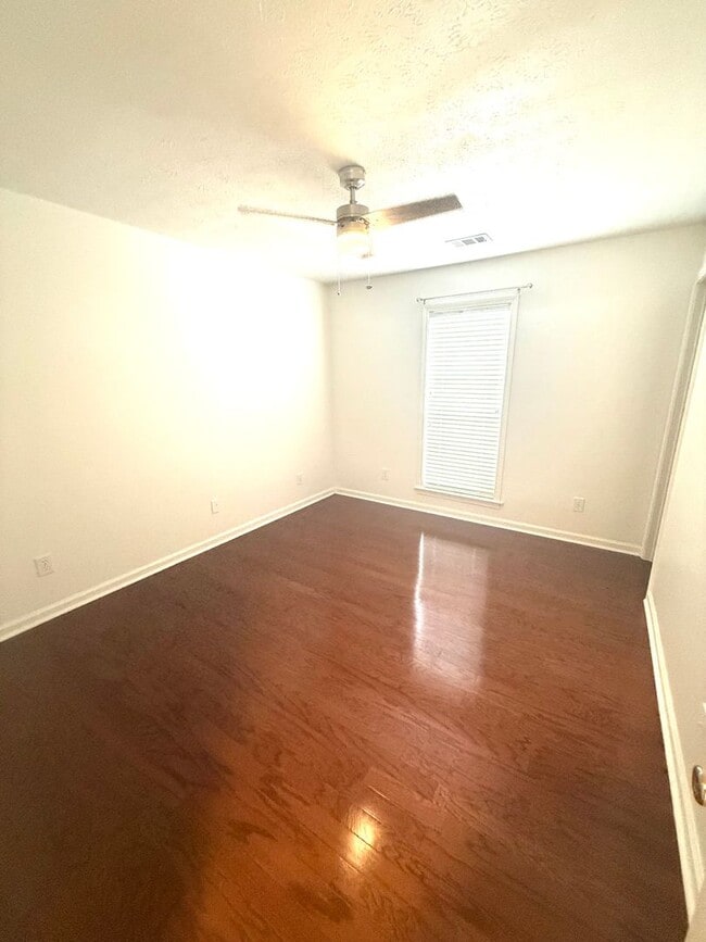 Building Photo - ** 3 Bed 2 Bath Located across from AUM **...