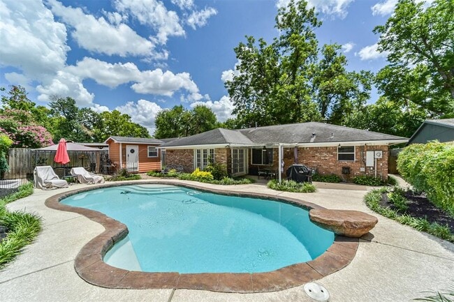 Building Photo - 9910 Pine Lake Dr