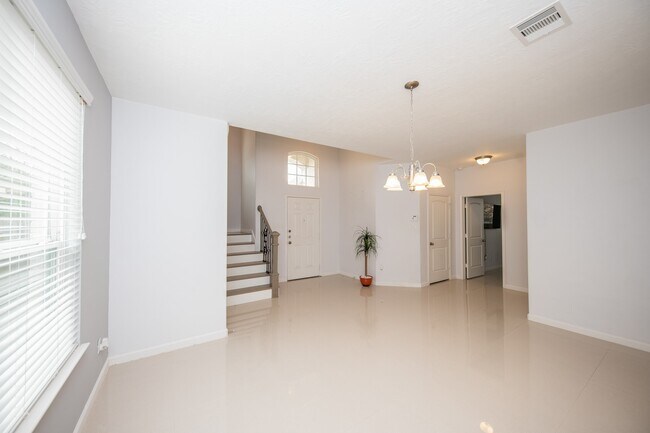 Building Photo - 3019 Lake Dr