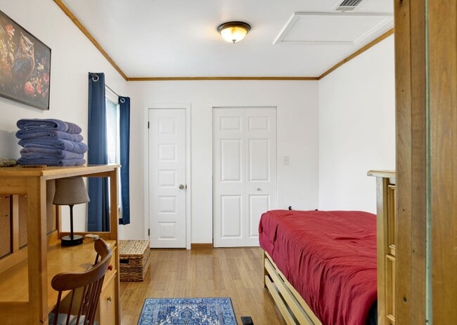 Building Photo - Cute Furnished Cottage close to NAS