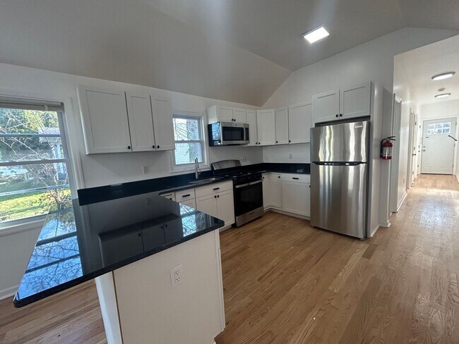 Building Photo - 1602 Heck Ave