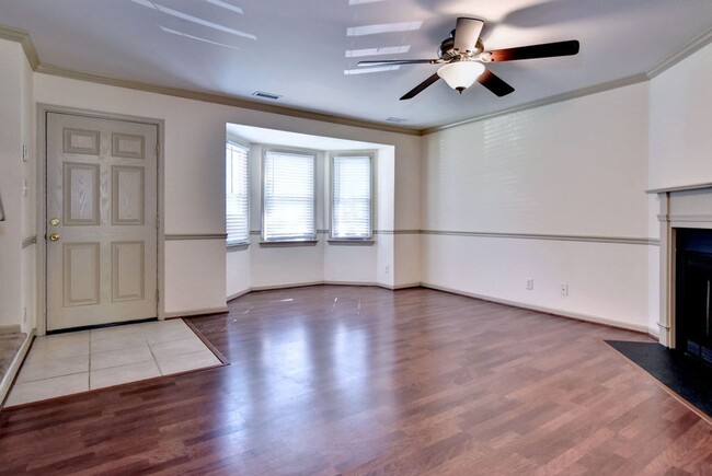 Building Photo - Nicely Updated Townhome