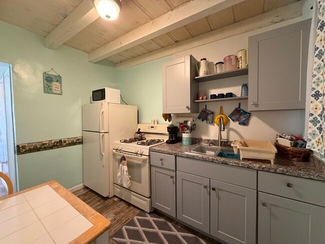 Building Photo - Furnished cozy 1 bedroom Duplex!