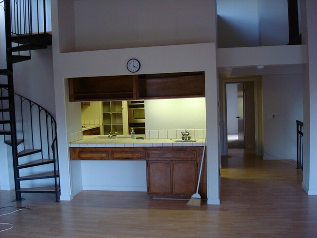 Living Area view of Wet Bar (Kitchen behind) - 732 Lake Terrace Cir