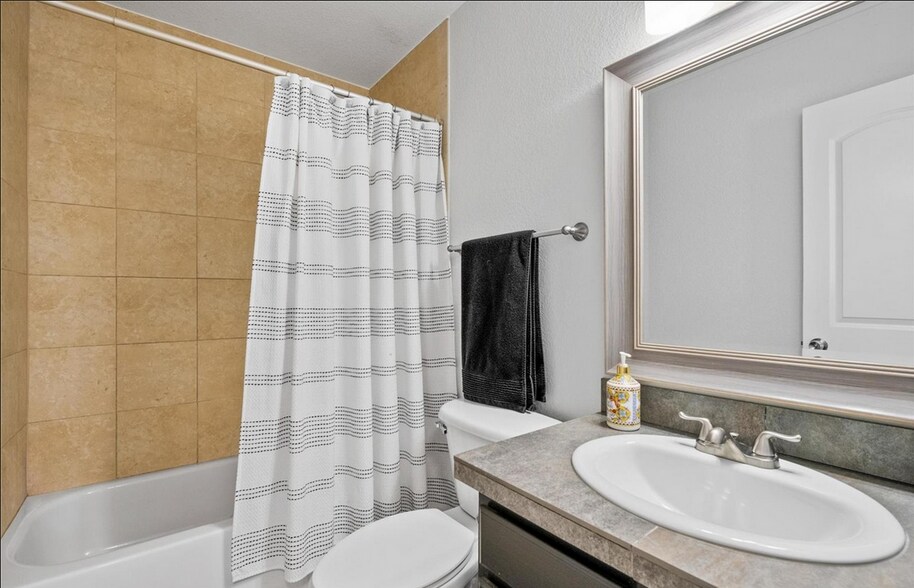 Building Photo - 2184 W Warren Ave