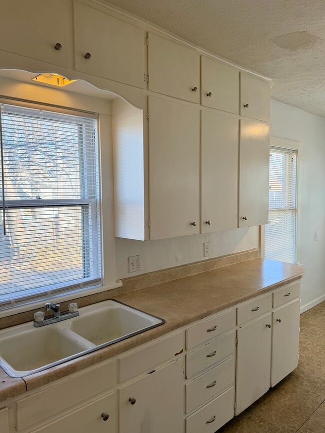 Building Photo - Spacious 3 bed/1.5 Bedroom House Close to Blackstone and Major Universities