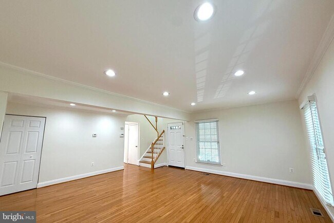 Building Photo - 2438 S Walter Reed Dr