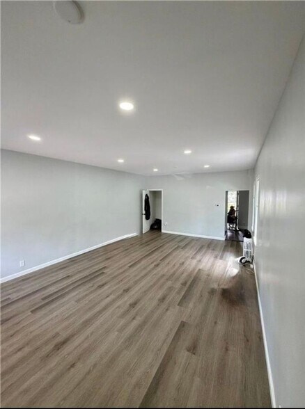 Building Photo - 225 Zerby Ave
