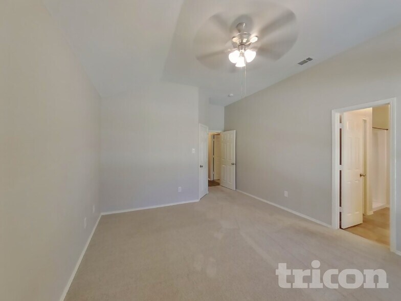 Building Photo - 834 San Jacinto Dr