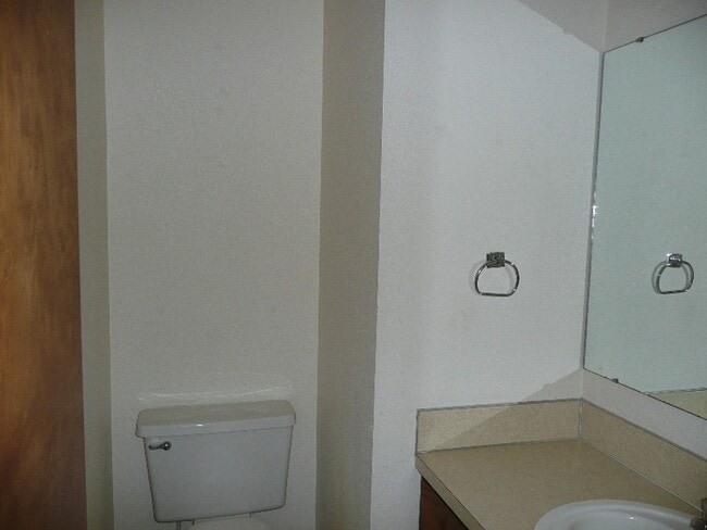 Building Photo - 2 Bedroom 1 1/2 Bath Townhouse Near Bethel...